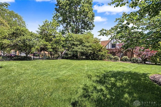 24 Monteray Road, Oakwood, OH 45419