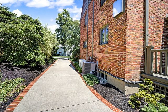 24 Monteray Road, Oakwood, OH 45419