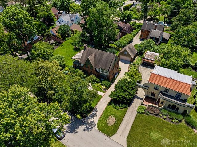 24 Monteray Road, Oakwood, OH 45419