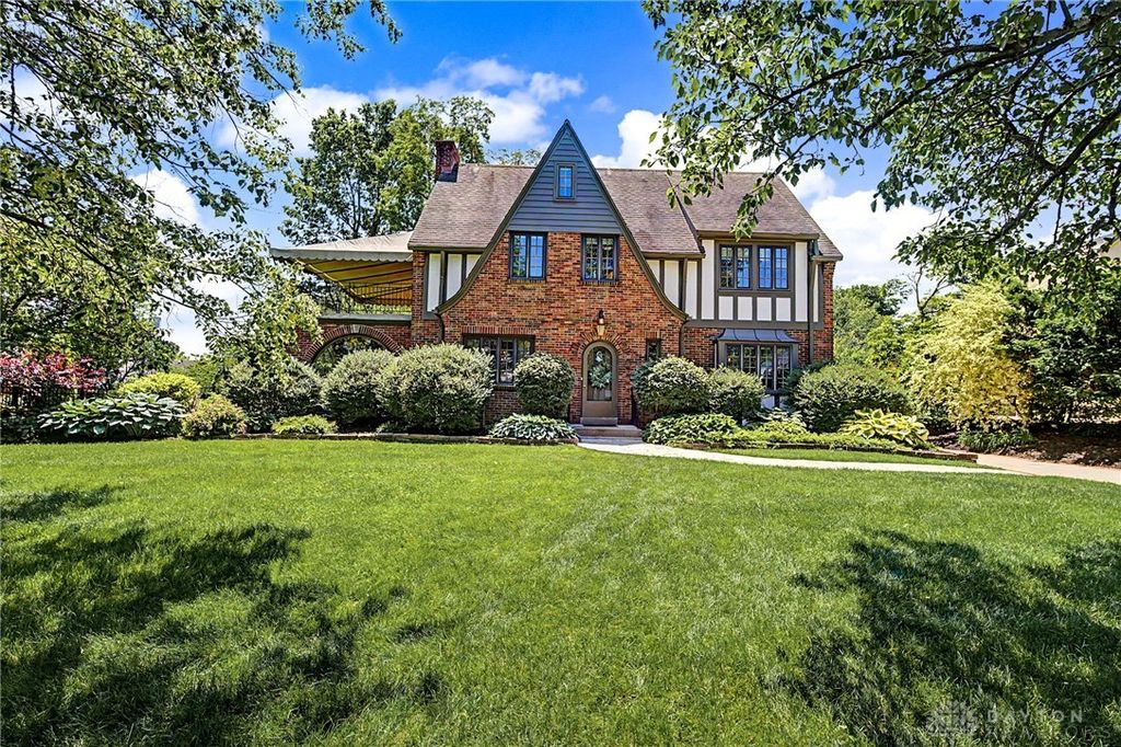 24 Monteray Road, Oakwood, OH 45419