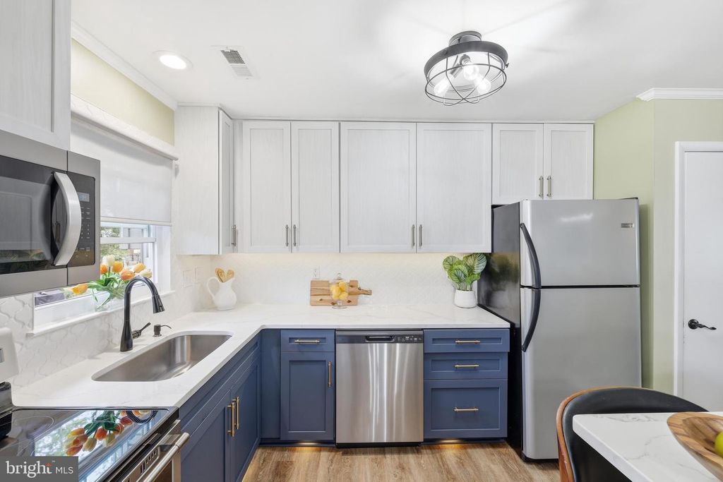 Image 11 of property listing at 430 AZALEA PL, Glen Burnie, MD 21060