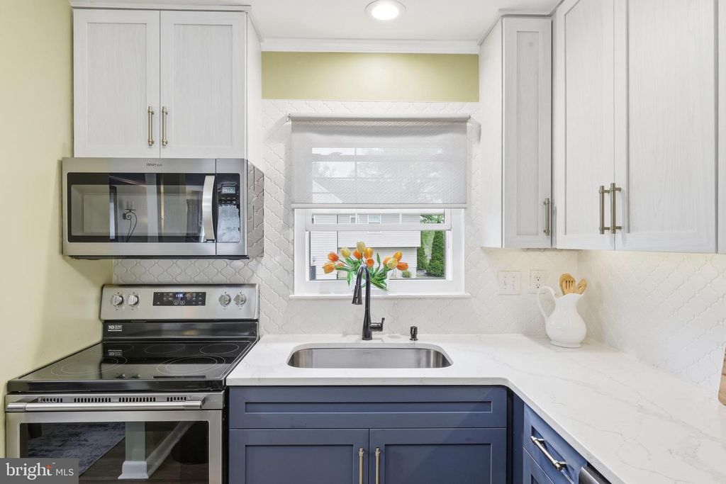 Image 12 of property listing at 430 AZALEA PL, Glen Burnie, MD 21060