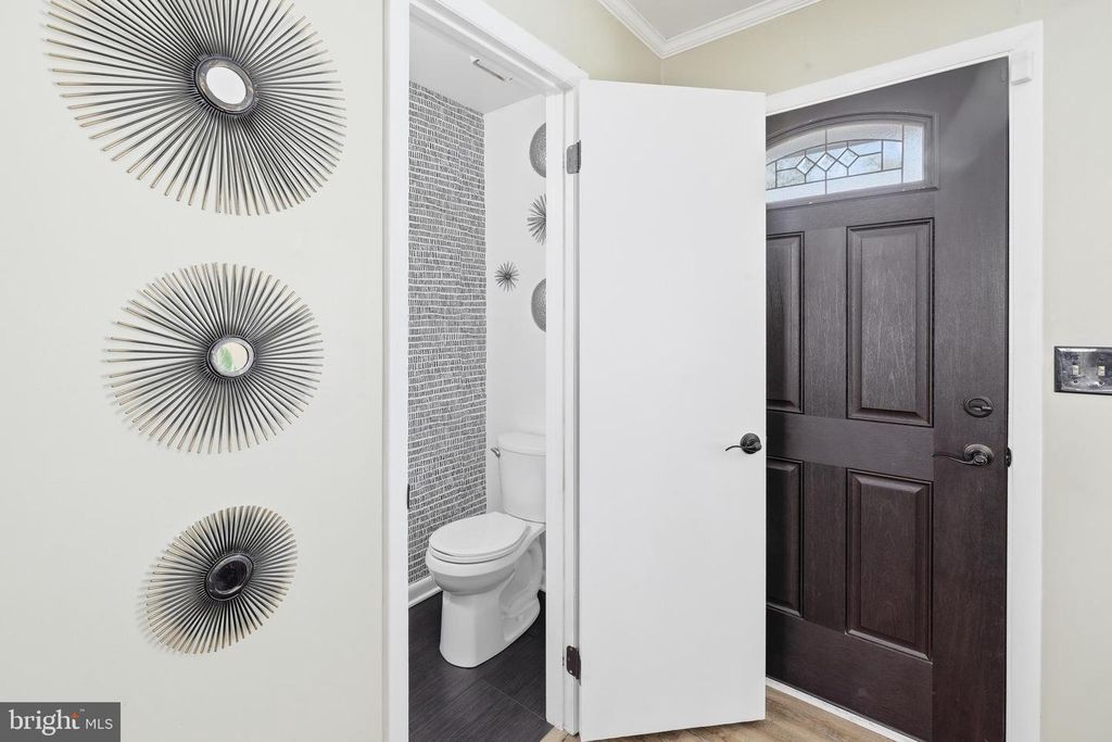 Image 14 of property listing at 430 AZALEA PL, Glen Burnie, MD 21060