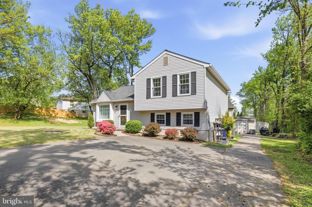 Image 2 of property listing at 430 AZALEA PL, Glen Burnie, MD 21060