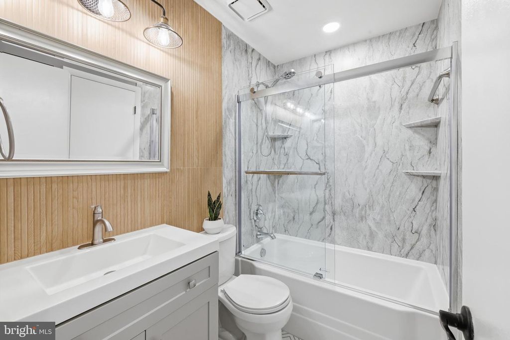 Image 21 of property listing at 430 AZALEA PL, Glen Burnie, MD 21060