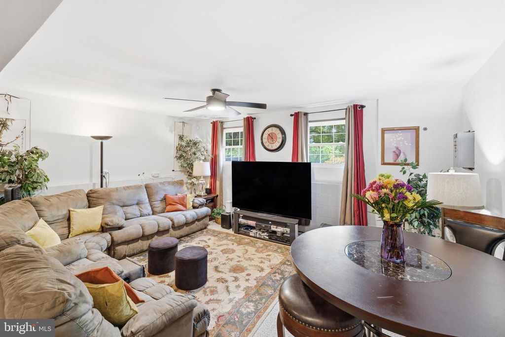 Image 25 of property listing at 430 AZALEA PL, Glen Burnie, MD 21060