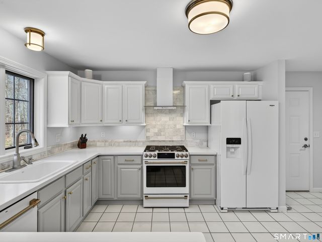 11 Payer Lane, Groton, CT 06355