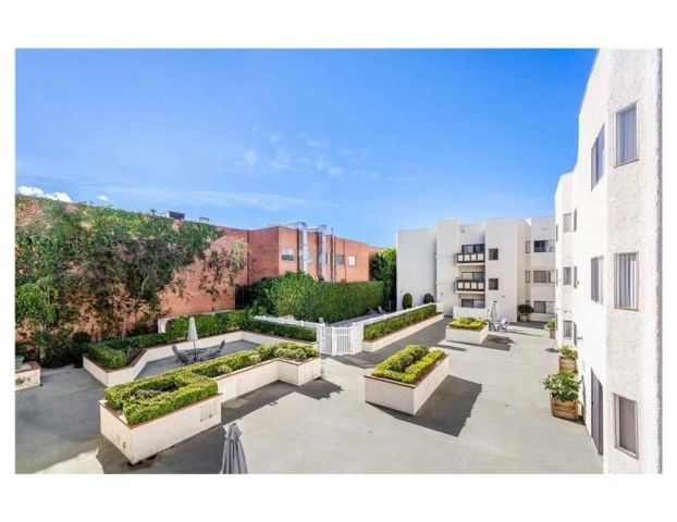 17914 Magnolia Boulevard 210, Encino, CA 91316