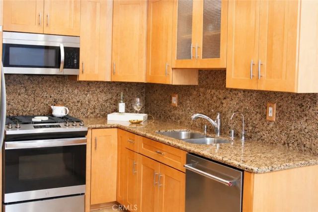 17914 Magnolia Boulevard 210, Encino, CA 91316