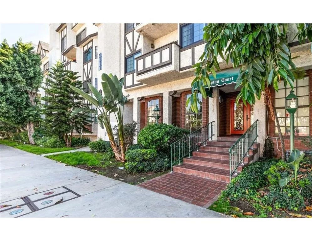 17914 Magnolia Boulevard 210, Encino, CA 91316