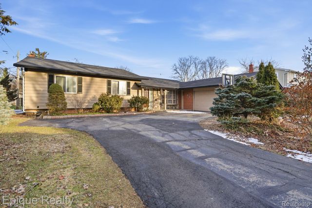 7335 Coach Lane, West Bloomfield Charter Township, MI 48322