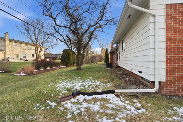 7335 Coach Lane, West Bloomfield Charter Township, MI 48322