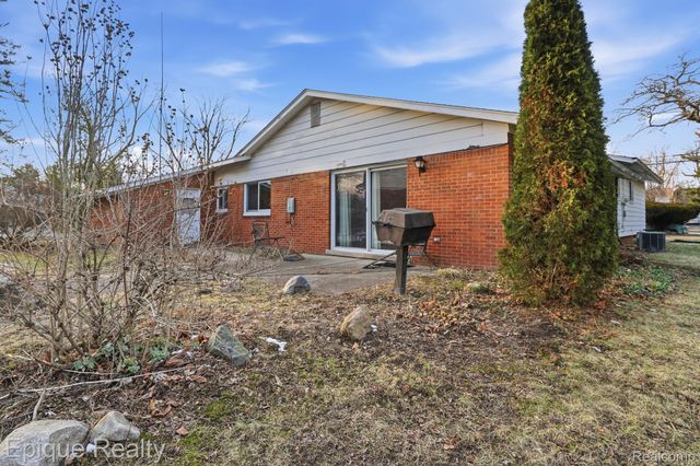 7335 Coach Lane, West Bloomfield Charter Township, MI 48322