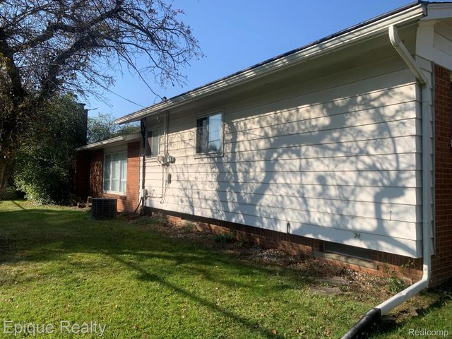 7335 Coach Lane, West Bloomfield Charter Township, MI 48322
