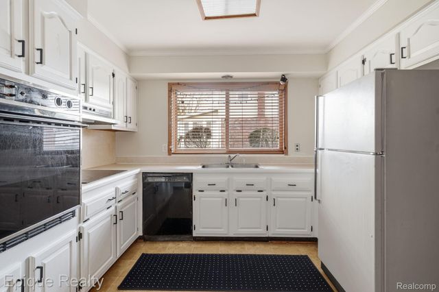 7335 Coach Lane, West Bloomfield Charter Township, MI 48322