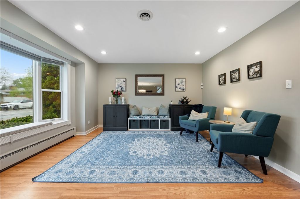 Image 11 of property listing at 5844 Capri Lane, Morton Grove, IL 60053