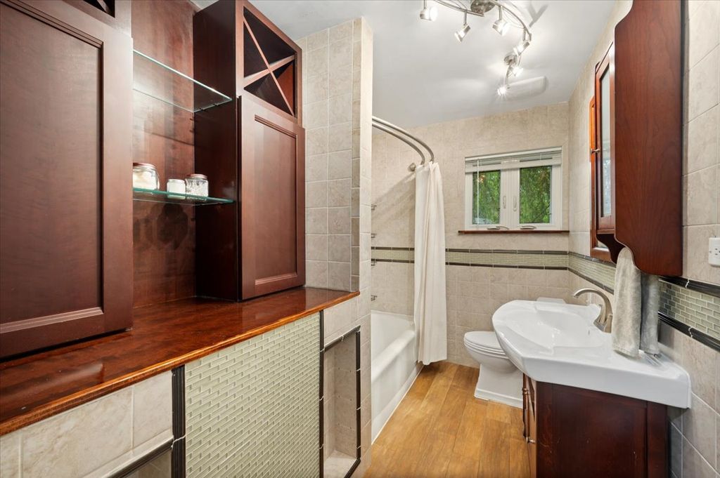 Image 13 of property listing at 5844 Capri Lane, Morton Grove, IL 60053
