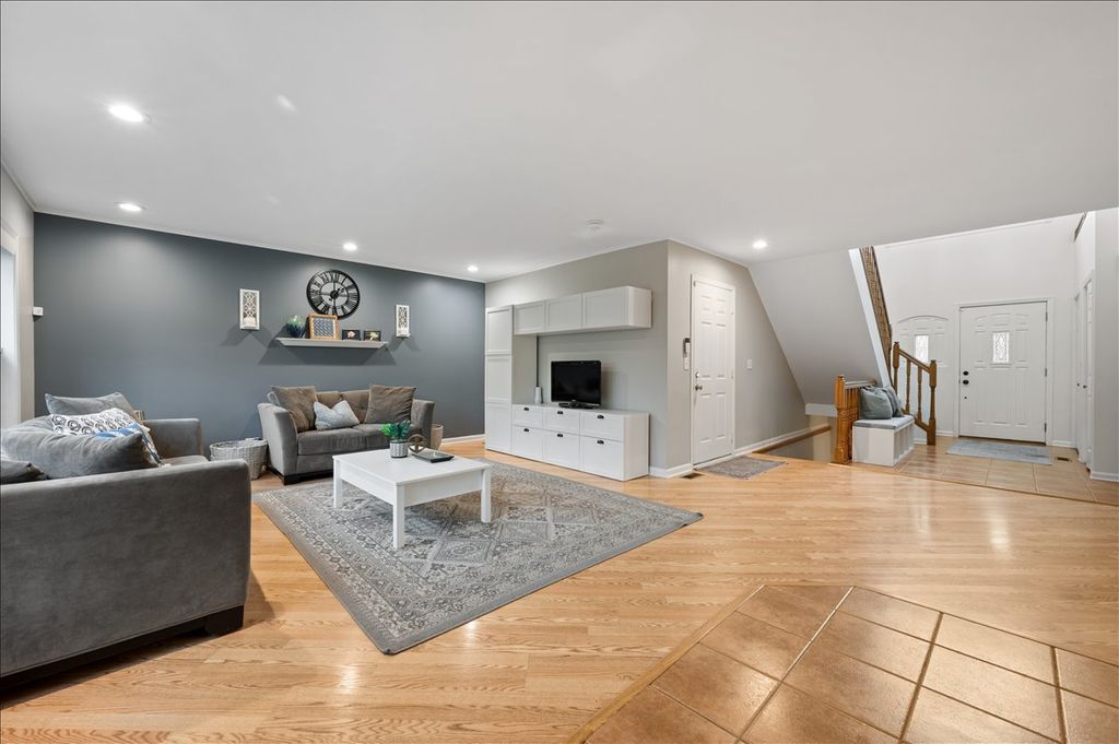Image 3 of property listing at 5844 Capri Lane, Morton Grove, IL 60053