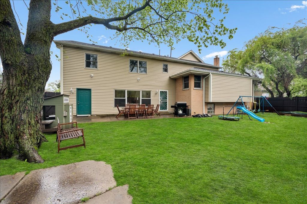 Image 25 of property listing at 5844 Capri Lane, Morton Grove, IL 60053