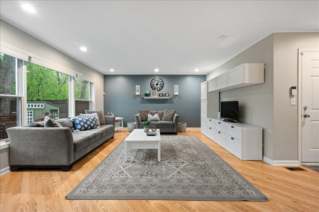 Image 4 of property listing at 5844 Capri Lane, Morton Grove, IL 60053