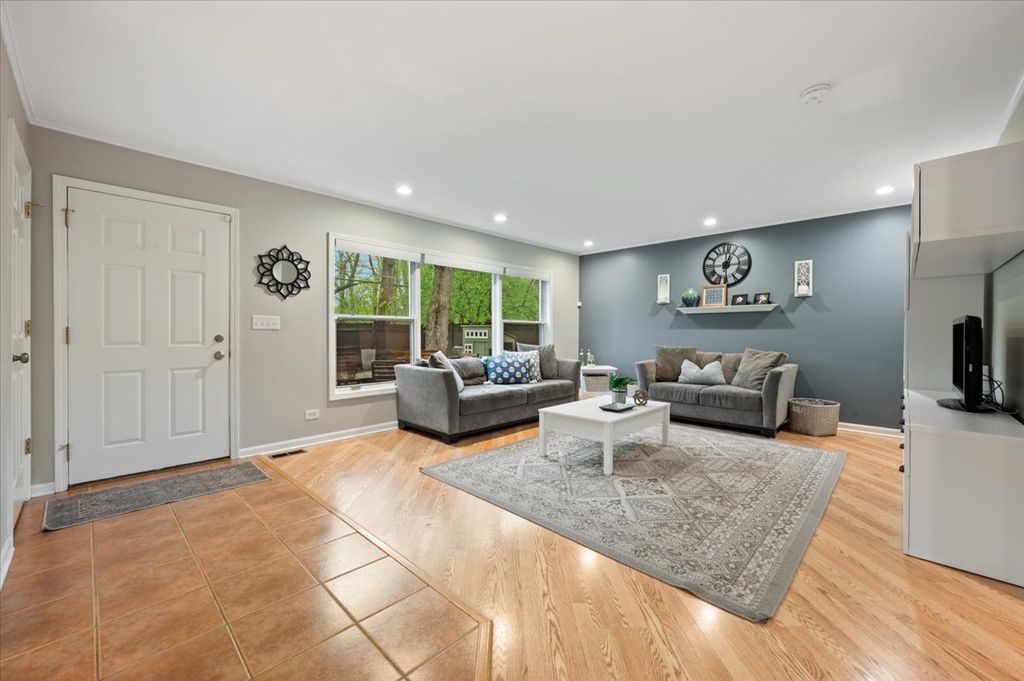 Image 5 of property listing at 5844 Capri Lane, Morton Grove, IL 60053