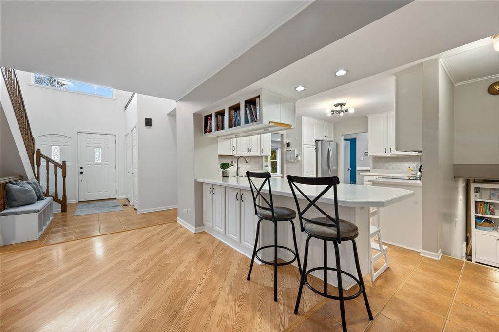 Image 6 of property listing at 5844 Capri Lane, Morton Grove, IL 60053
