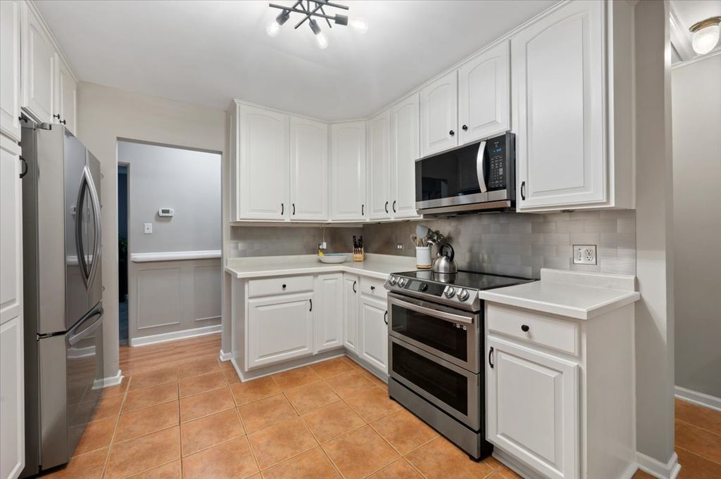 Image 7 of property listing at 5844 Capri Lane, Morton Grove, IL 60053