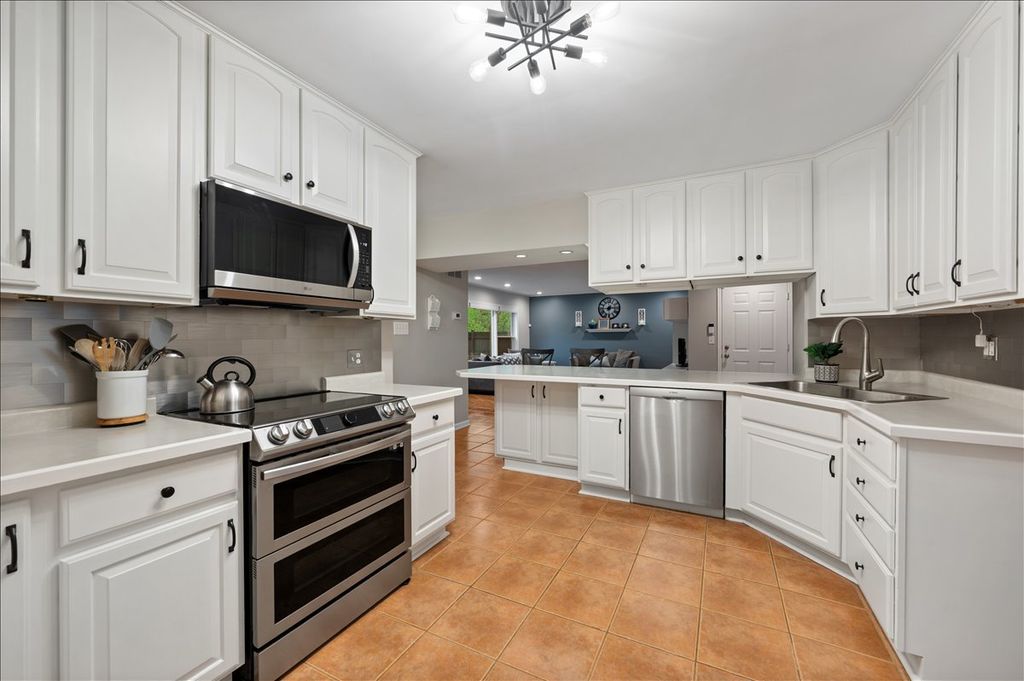Image 8 of property listing at 5844 Capri Lane, Morton Grove, IL 60053