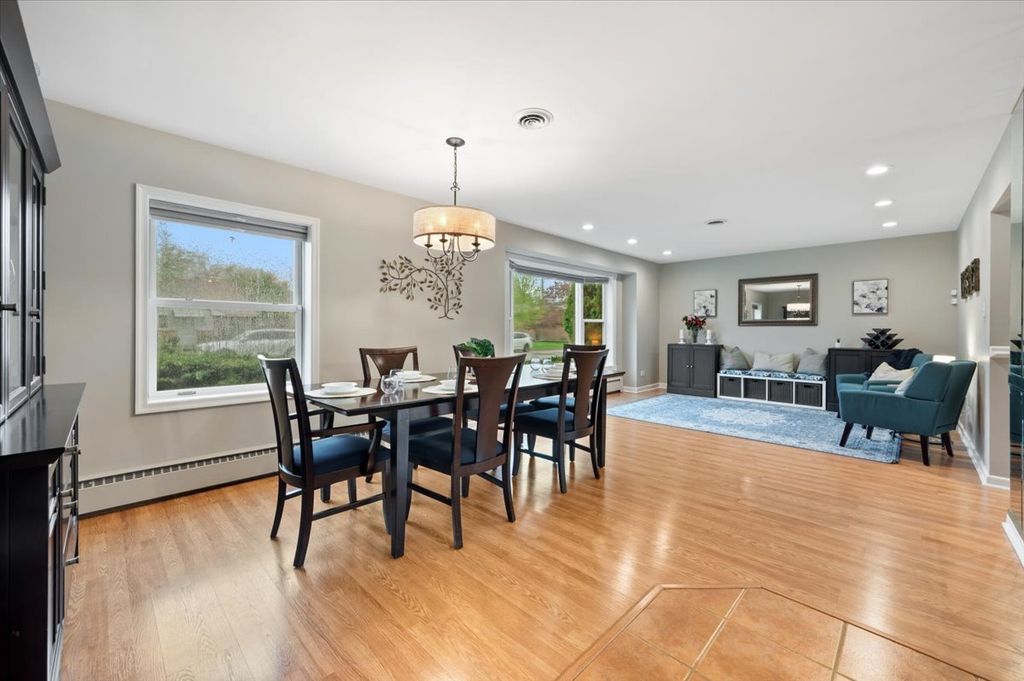Image 9 of property listing at 5844 Capri Lane, Morton Grove, IL 60053