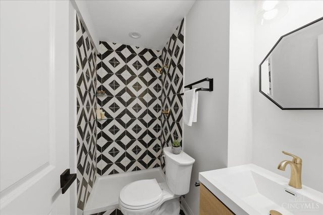 984 Woodcreek Drive, Miami Twp, OH 45150