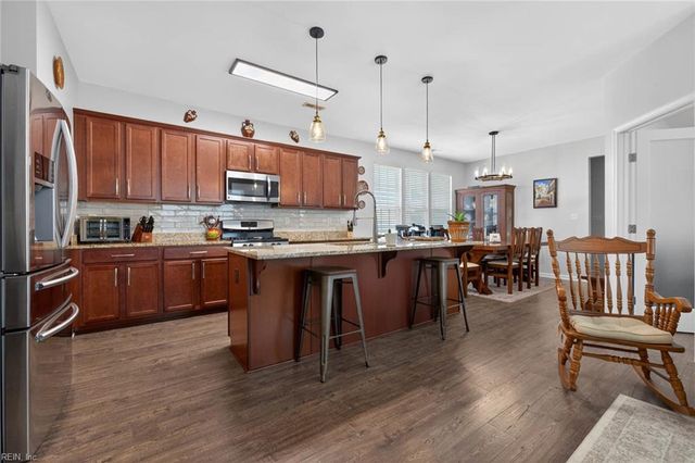 513 Simpson LN, Chesapeake, VA 23323