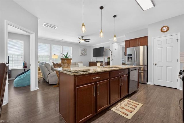 513 Simpson LN, Chesapeake, VA 23323