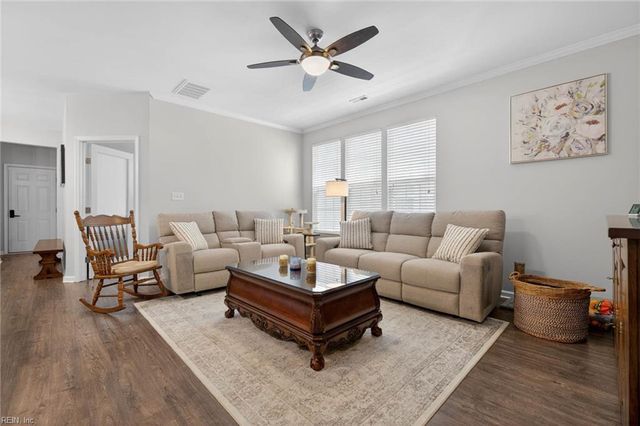 513 Simpson LN, Chesapeake, VA 23323