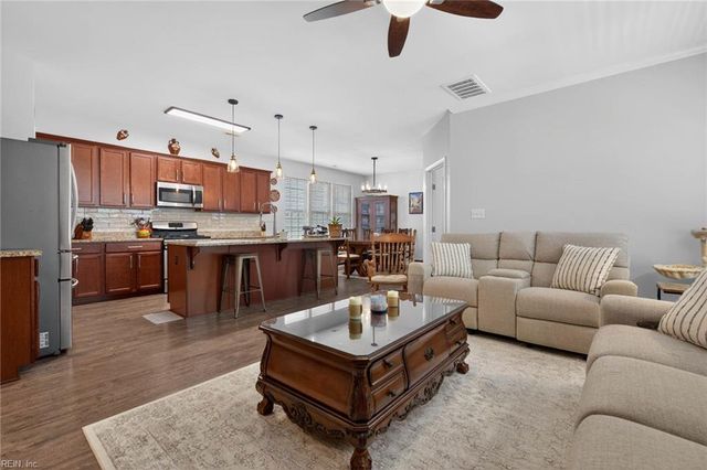 513 Simpson LN, Chesapeake, VA 23323