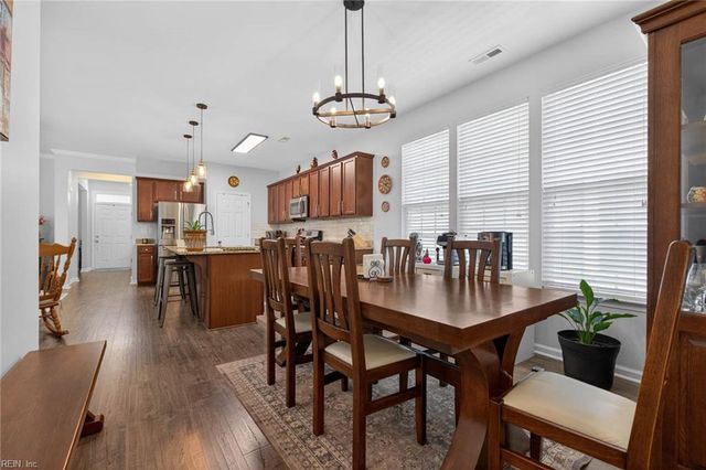 513 Simpson LN, Chesapeake, VA 23323