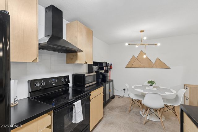5525 E THOMAS Road R9, Phoenix, AZ 85018