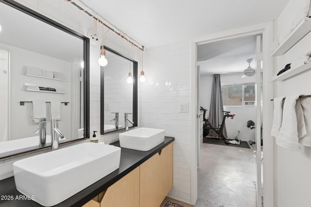 5525 E THOMAS Road R9, Phoenix, AZ 85018