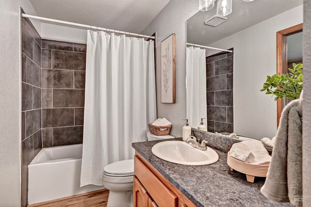 3327 S Crosspoint Ave, Boise, ID 83706