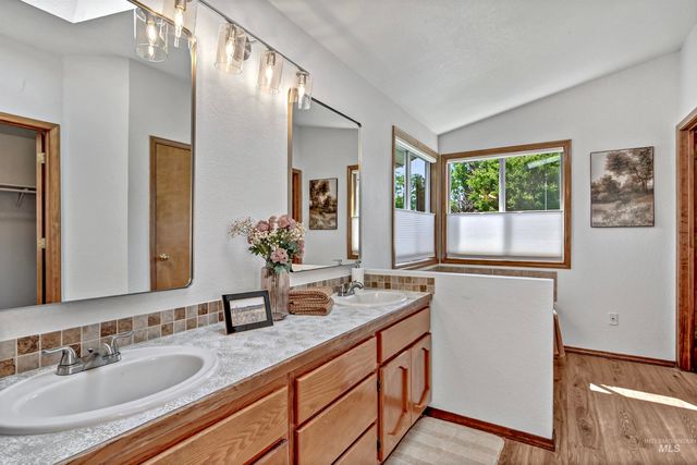 3327 S Crosspoint Ave, Boise, ID 83706