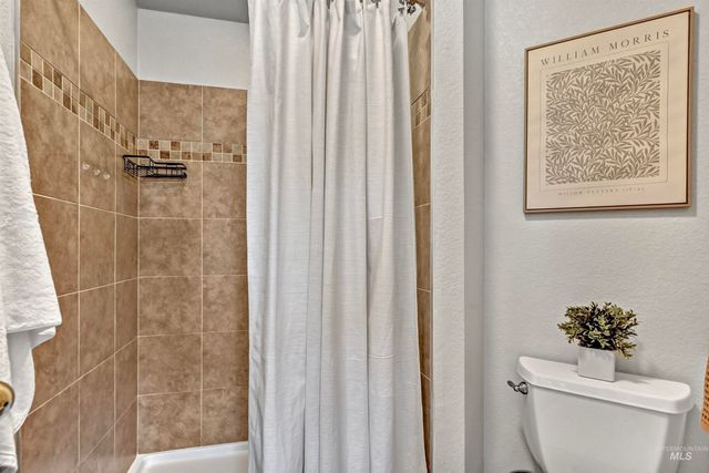 3327 S Crosspoint Ave, Boise, ID 83706