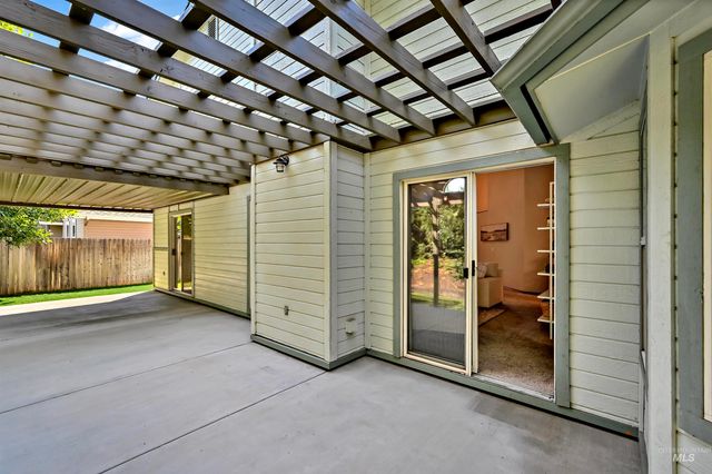 3327 S Crosspoint Ave, Boise, ID 83706