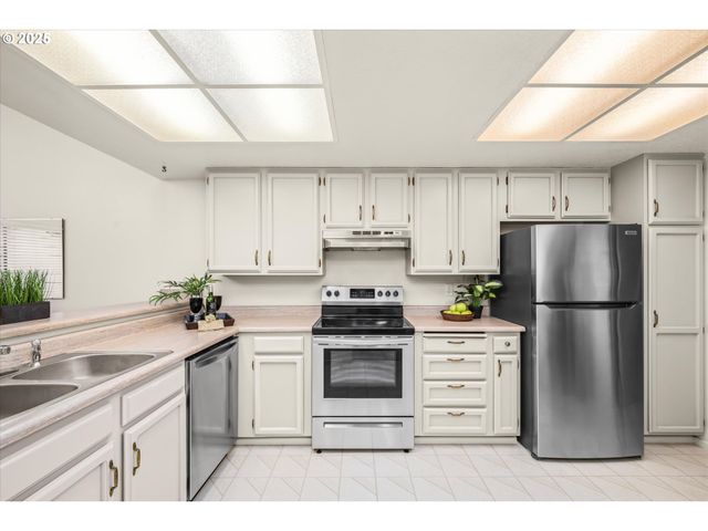 2062 LAKE ISLE Dr, Eugene, OR 97401