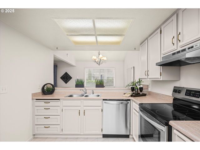 2062 LAKE ISLE Dr, Eugene, OR 97401