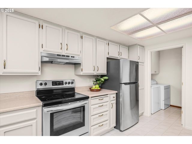 2062 LAKE ISLE Dr, Eugene, OR 97401