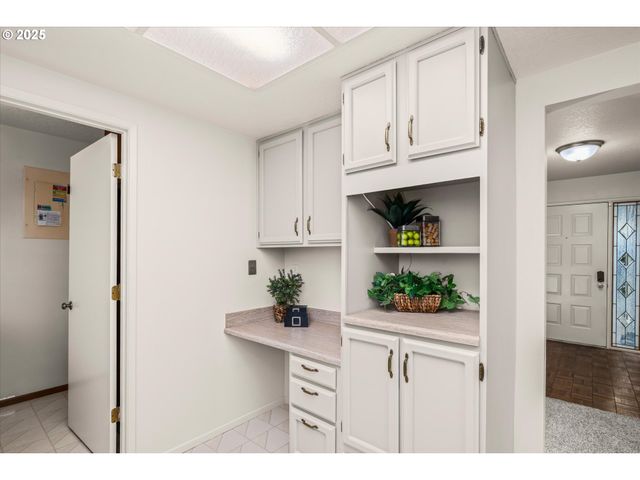 2062 LAKE ISLE Dr, Eugene, OR 97401