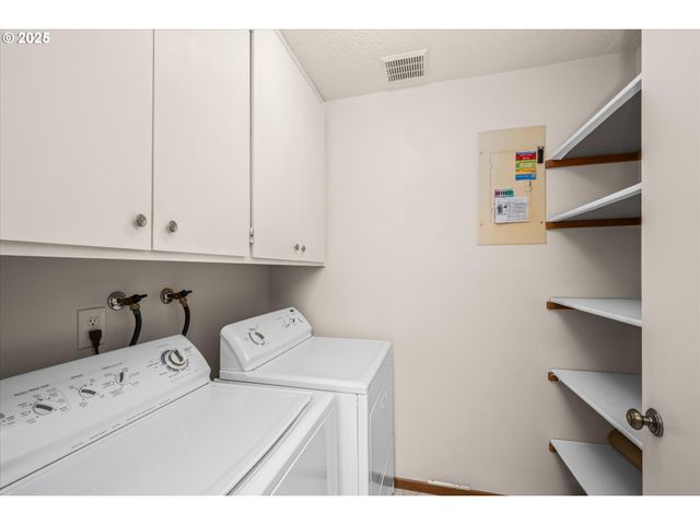 2062 LAKE ISLE Dr, Eugene, OR 97401