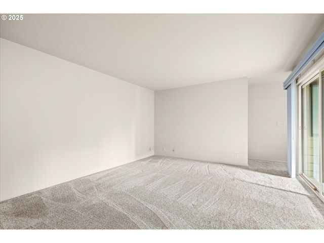 2062 LAKE ISLE Dr, Eugene, OR 97401