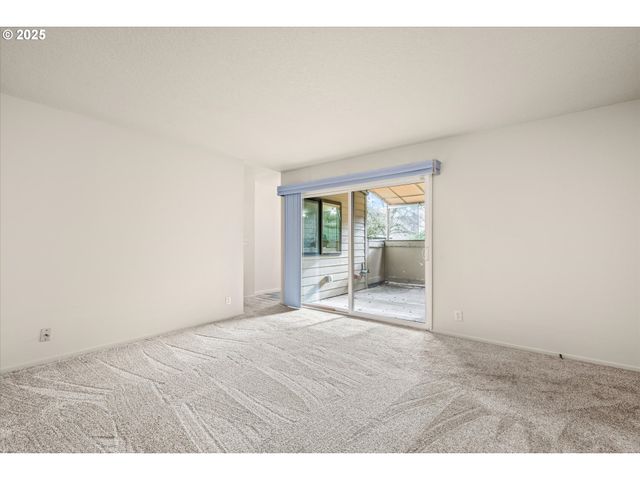 2062 LAKE ISLE Dr, Eugene, OR 97401