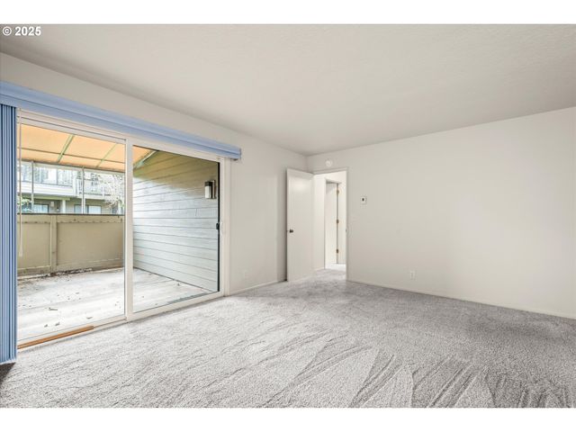 2062 LAKE ISLE Dr, Eugene, OR 97401