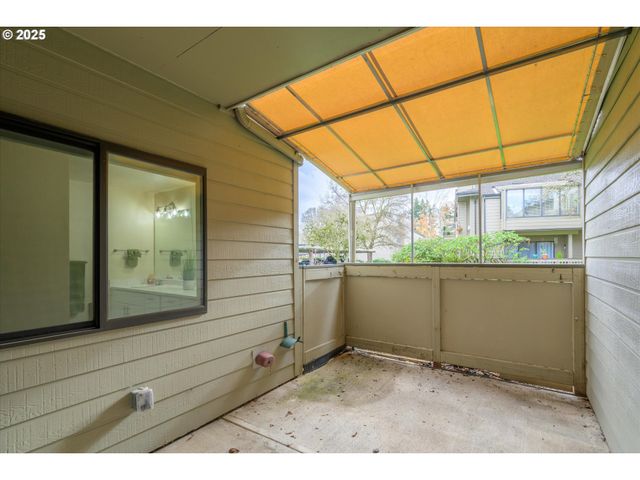 2062 LAKE ISLE Dr, Eugene, OR 97401